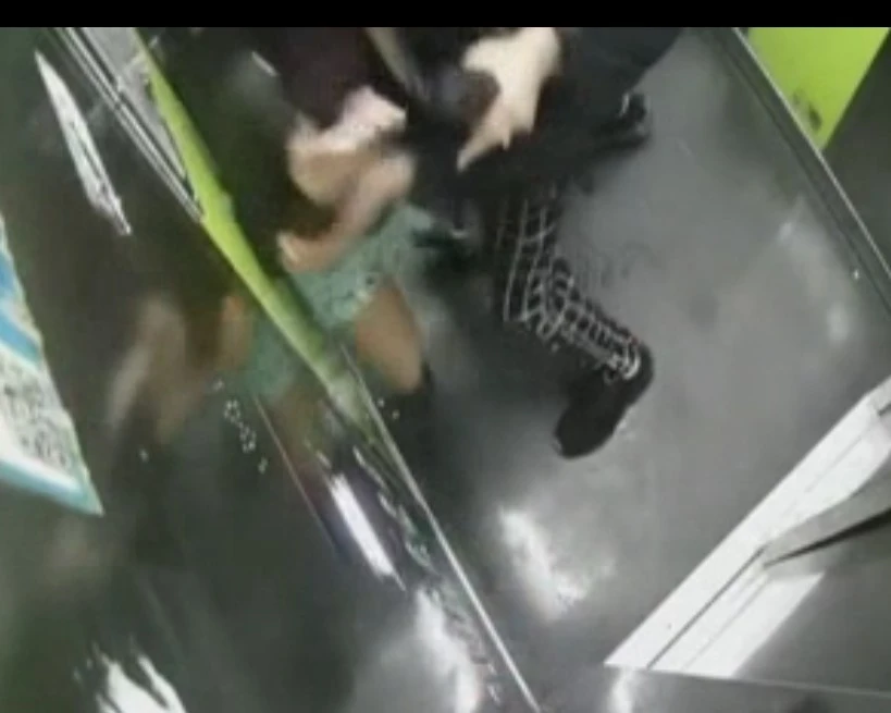 Asansörde iğrenç girişim! Kamerayı kapatıp genç kadına saldırdı